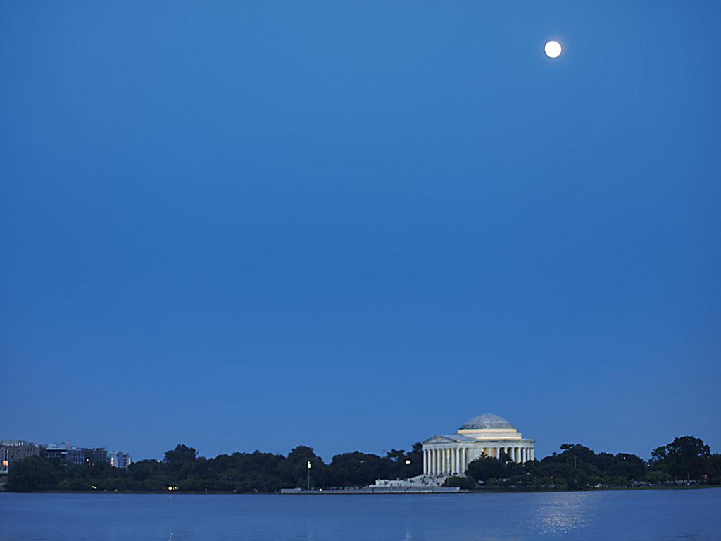 Lluna plena sobre el Jefferson Memorial / Full moon over Jefferson Memorial