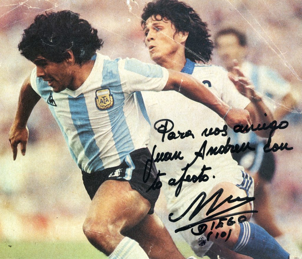Autògraf amb dedicatòria de Maradona 1983